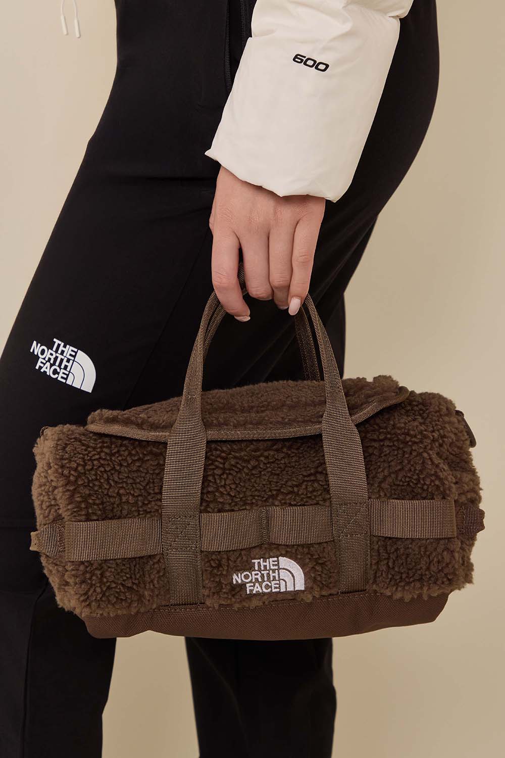 תמונת כל הלוק של תיק קרוסבודי מיני בייס קאמפ